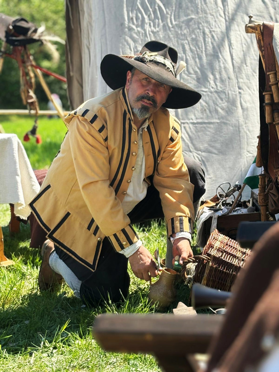 In historischer Gewandung: Ralph Busch, Gruppe Fähnlein Schlammersdorf