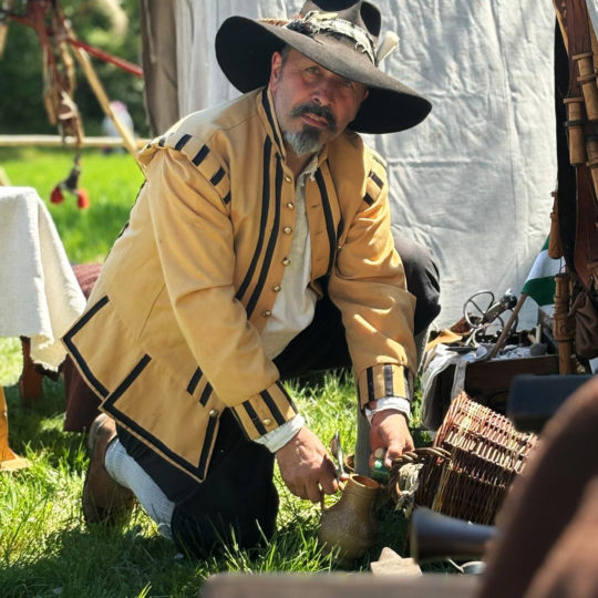 In historischer Gewandung: Ralph Busch, Gruppe Fähnlein Schlammersdorf