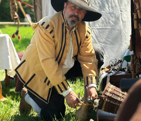 In historischer Gewandung: Ralph Busch, Gruppe Fähnlein Schlammersdorf